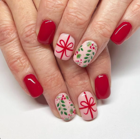 Wrapped Up Holly - Press On Nails